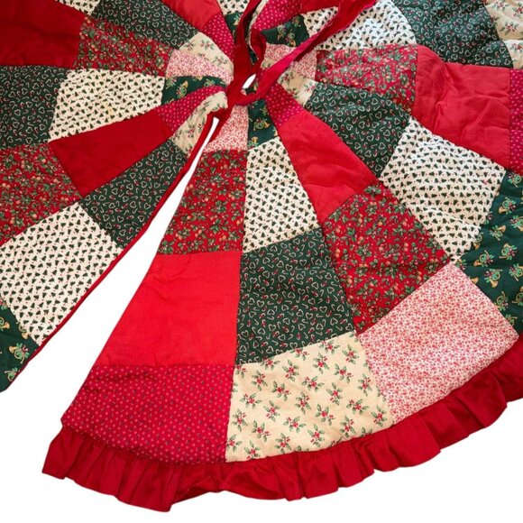HM Quilted Christmas Tree Skirt 48" Red Green Patchwork Ruffle Farmhouse Cottage - Picture 3 of 4